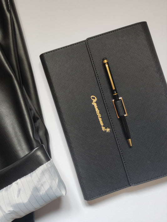 Črn rokovnik, eleganten rokovnik, poslovni rokovnik, šolski planer, rokovnik z rinko, elegantno pisalo, rokovnik za na sestanek, rokovnik za v šolo, planer za v šolo, dnevnik, eleganten dnevnik, črn