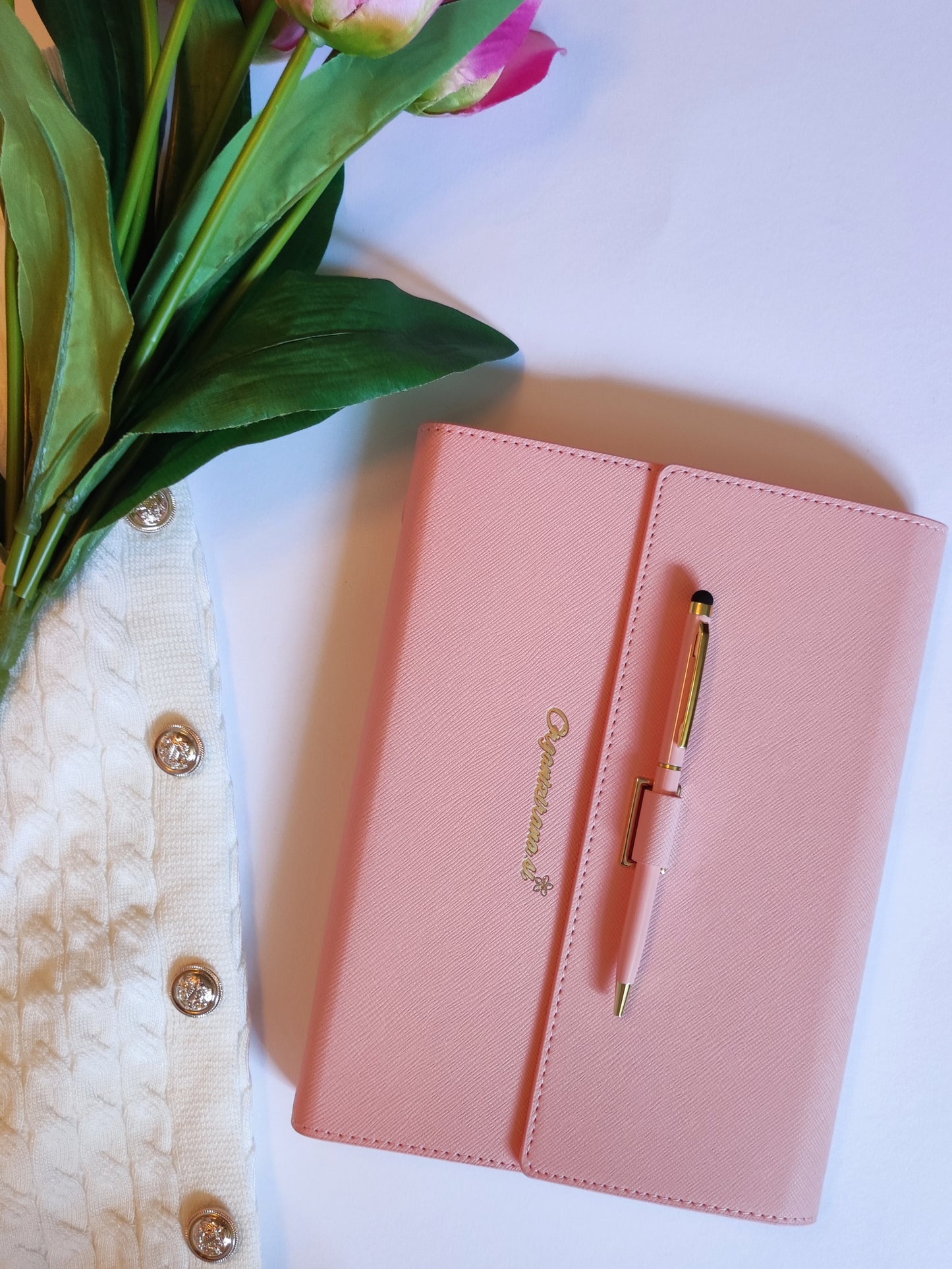 Roza planer, eleganten planer, rokovnik s pisalom, roza planer, roza dnevnik, rokovnik za punce rokovnik za študente, planer za faks, planer za šolo, 2025 planer, 2026 planer 2026 rokovnik